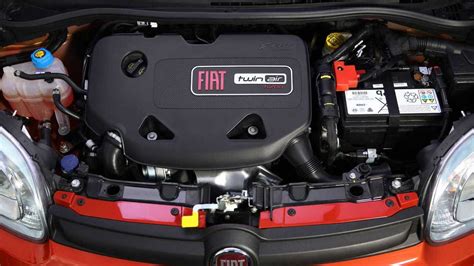 Motore Fiat Panda TwinAir con bobine in evidenza