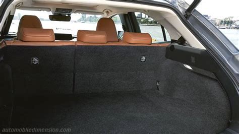 Interni Lexus UX e spazio bagagliaio