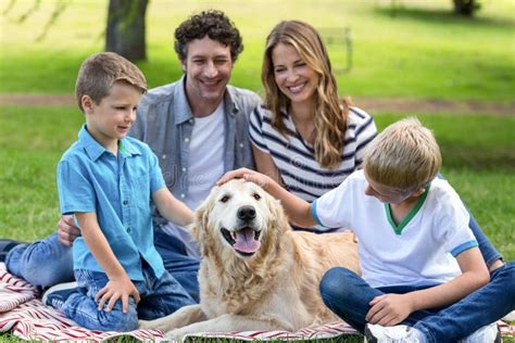 Famiglia con cane in vacanza