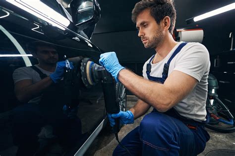 Carrozziere che ripara un'auto