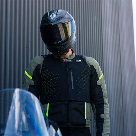 Motociclista con gilet airbag protettivo