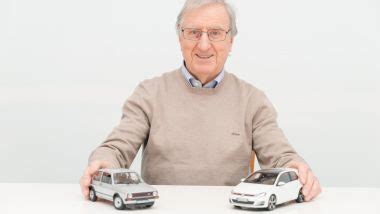 Anton Konrad con modellini Golf GTI