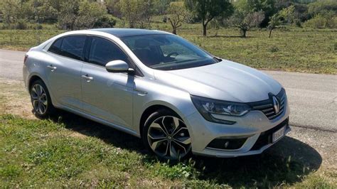 Renault Mégane Grand Coupé in movimento su strada