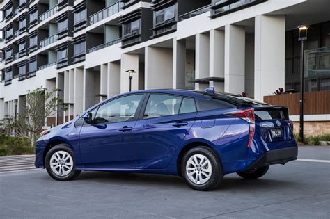 Vista laterale di una Toyota Prius XW50 con enfasi sulle linee aerodinamiche