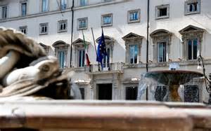 Vettura sollevata e scudo rimosso