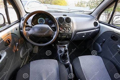 Interni di una Daewoo Matiz con focus sul volante