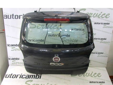Fiat 500L Living esterna con portellone aperto che mostra il bagagliaio capiente