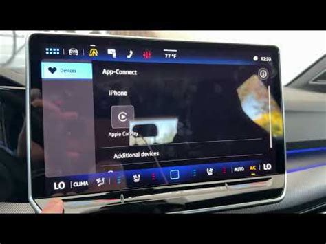 moderno sistema di infotainment Volkswagen integrato nella plancia di un veicolo