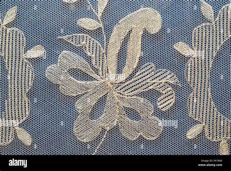 Dettaglio del ricamo Elegance e texture dei materiali