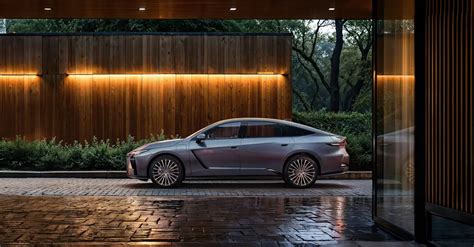 Profilo laterale della Lexus ES