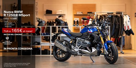 Concessionaria BMW Motorrad con diverse moto esposte