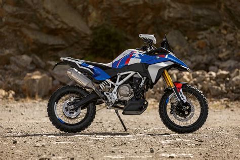 Moto BMW GS in un paesaggio montano