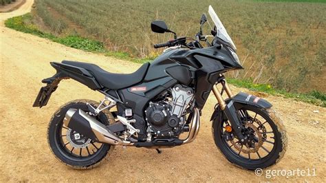 Honda CB500X con adesivi personalizzati sui cerchi