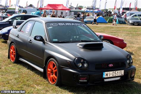 Interni della Subaru Impreza WRX STI GDB con ricami rossi
