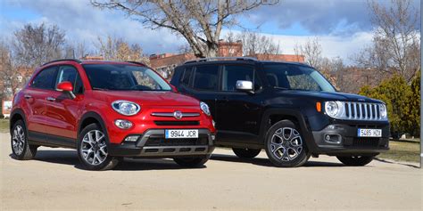 confronto frontale tra Jeep Renegade e Fiat 500L in ambiente urbano