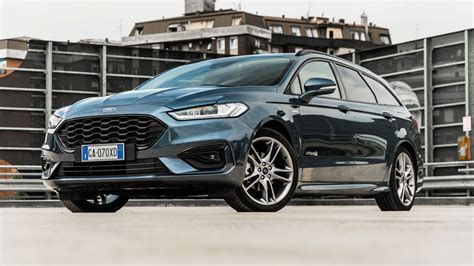 Interni della Ford Mondeo 2020 Hybrid Wagon