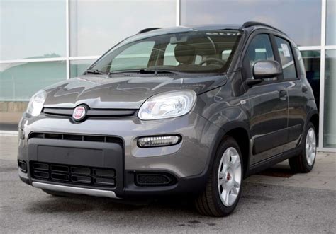 Fiat Panda Cross Grigio Maestro in ambiente urbano