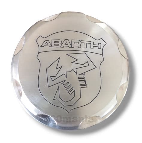 Vista ravvicinata di un tappo coprimozzo Abarth con logo