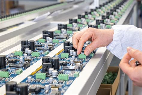Schema dell'industria automotive: dai fornitori di componenti all'assemblaggio finale
