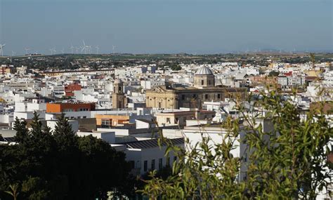 Panorama di Chiclana de la Frontera con il centro storico e il fiume Iro