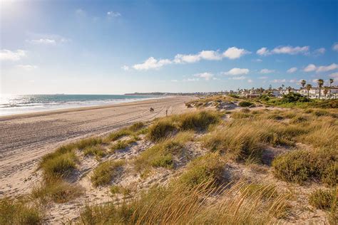 Vista aerea della Playa de la Barrosa con dune e mare cristallino