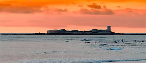 Castello di Sancti Petri sull'isolotto al tramonto