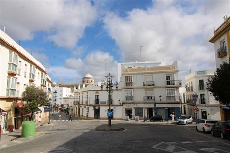 La Plaza Mayor di Chiclana de la Frontera con la Chiesa di San Bautista e la Torre del Reloj