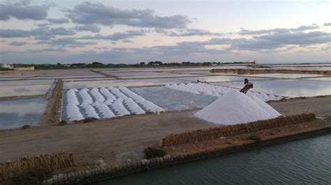 Saline di Chiclana con specchi d'acqua e cumuli di sale