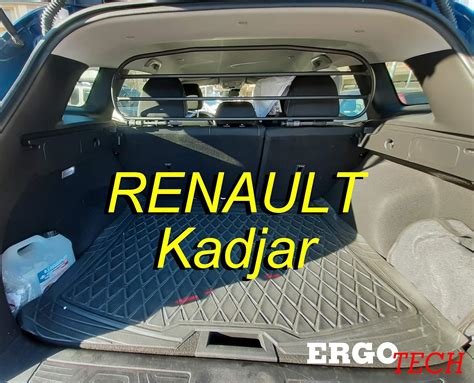 Interno di un Renault Kadjar con griglia divisoria e bagagli