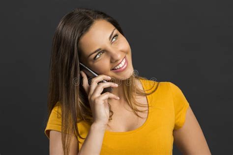 Persona che parla al telefono con il servizio clienti per un prodotto automobilistico