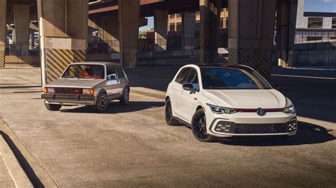 Volkswagen Golf GTI in ambiente urbano
