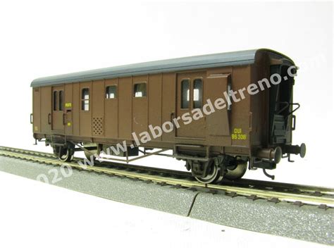 Treno storico con bagagliaio postale a due assi in livrea d'epoca