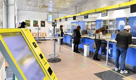 Interno di un ufficio postale viaggiante con operatori al lavoro