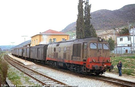 Fotografia d'epoca di un bagagliaio DI 90000 in testa a un treno merci in Sicilia