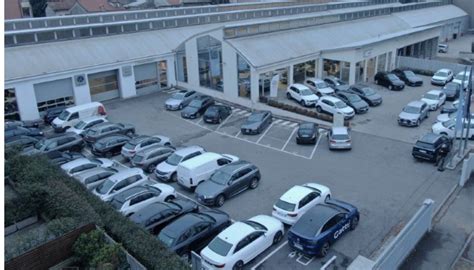 Esterno della concessionaria Renault King Seregno con auto in esposizione