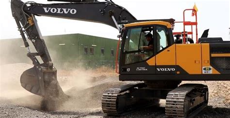 Escavatore Volvo EC220E in azione