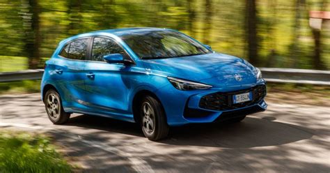 MG3 Benzina in azione su strada