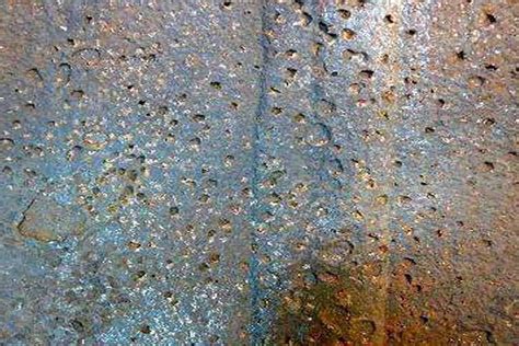 Corrosione di un componente metallico automobilistico
