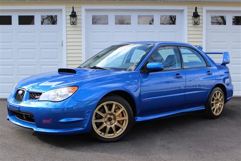 Subaru Impreza STI 2007 modificata con lama anteriore e altri dettagli aerodinamici