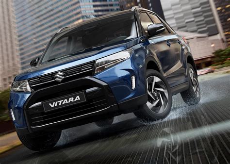 Suzuki Vitara in contesto misto città/natura