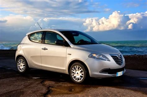 Lancia Ypsilon elegante su strada