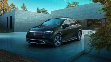 Mercedes-Benz EQE SUV in azione