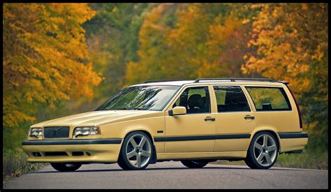 Immagine della Volvo 850 T5-R Station Wagon con cerchi in lega