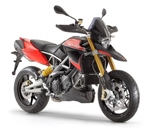 Aprilia Dorsoduro 1200 in azione con cerchi di serie
