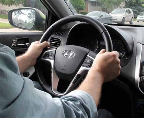 Esempi di tecniche di sterzata con le mani sul volante