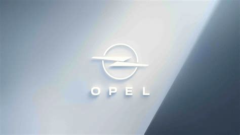 Logo Opel su un veicolo moderno