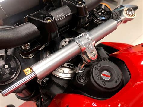 Dettaglio dell'ammortizzatore di sterzo su una motocicletta