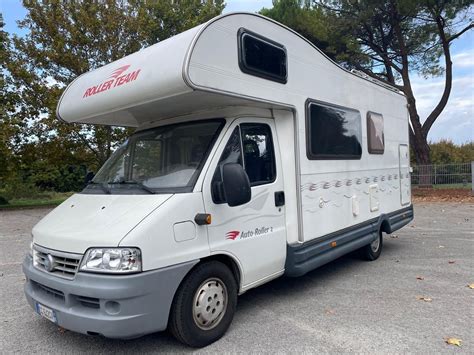 Camper mansardato Roller Team Auto Roller 707 in sosta