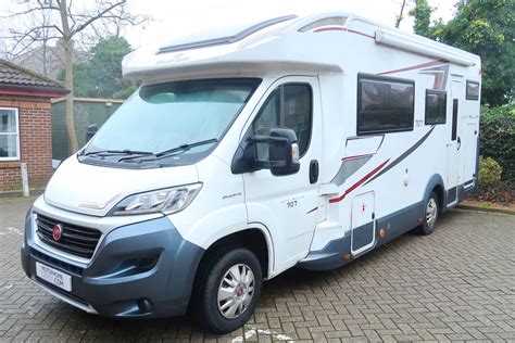 Interno di un camper Roller Team Auto Roller 707 con dinette trasformata in letto