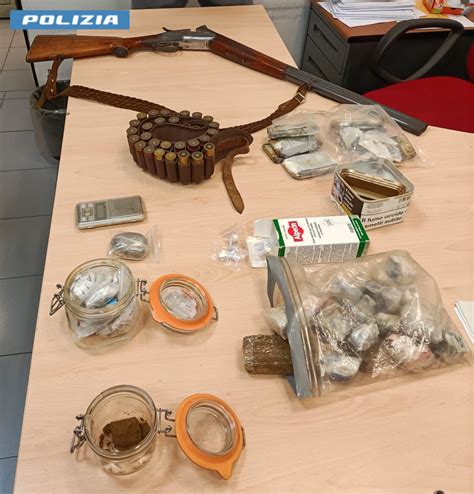 Immagine di armi da fuoco sequestrate in operazioni antidroga
